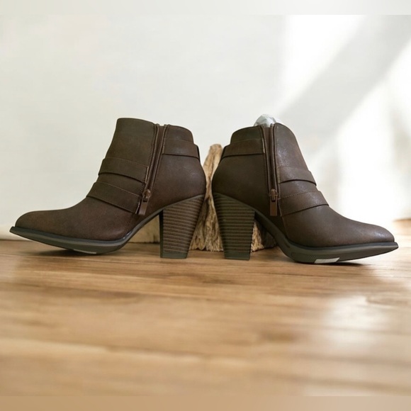 Brown Chunky Heel Buckled Strap Ankle Booties 5.5 - Picture 3 of 14